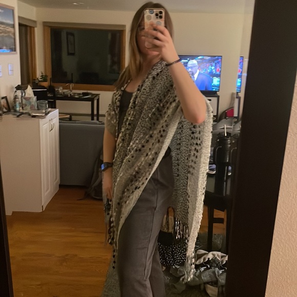 Cozy Shawl - Picture 7 of 7